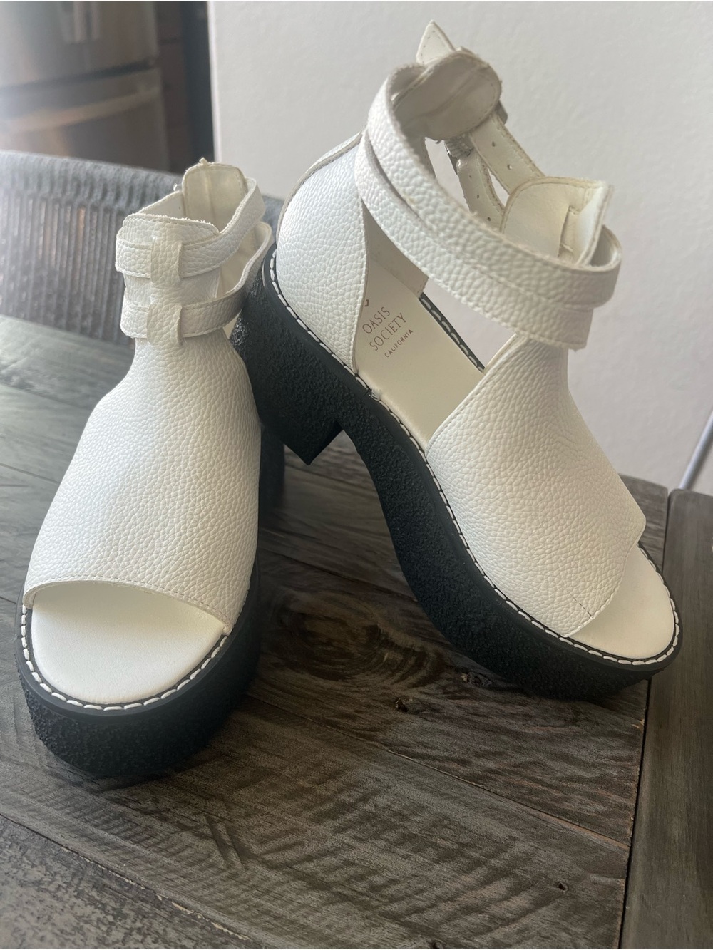 Oasis Society White Platform Sandals with Ankle Strap sz 6